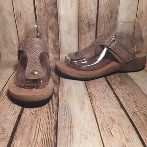 Taos Women's Tan Sandals Sz 7-7.5